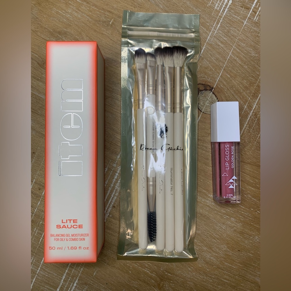 3 piece makeup set, Beau Gachis brushes, ITEM Lite Balance Gel, Ofra Lip gloss!